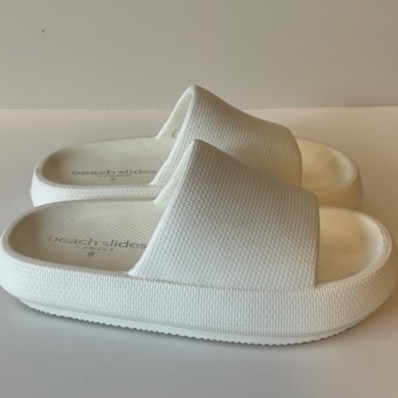 *LIKE NEW* White J/Slide Beach Pillow Slides - Picture 1 of 2
